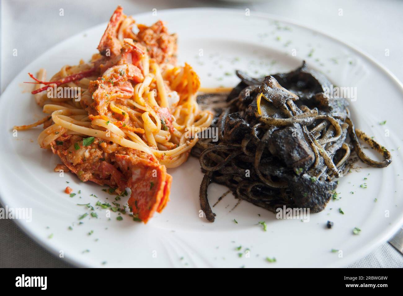 Linguine mit Hummer und Linguine mit Tintenfischtinte, Sardinien, Italien, Mittelmeer, Europa Stockfoto