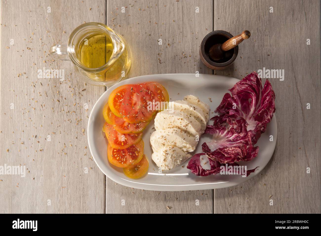 Mozzarella-Käse, Herztomaten, roter Rettich, natives Olivenöl extra und Oregano, vor dem Kochen, Italien, Europa Stockfoto