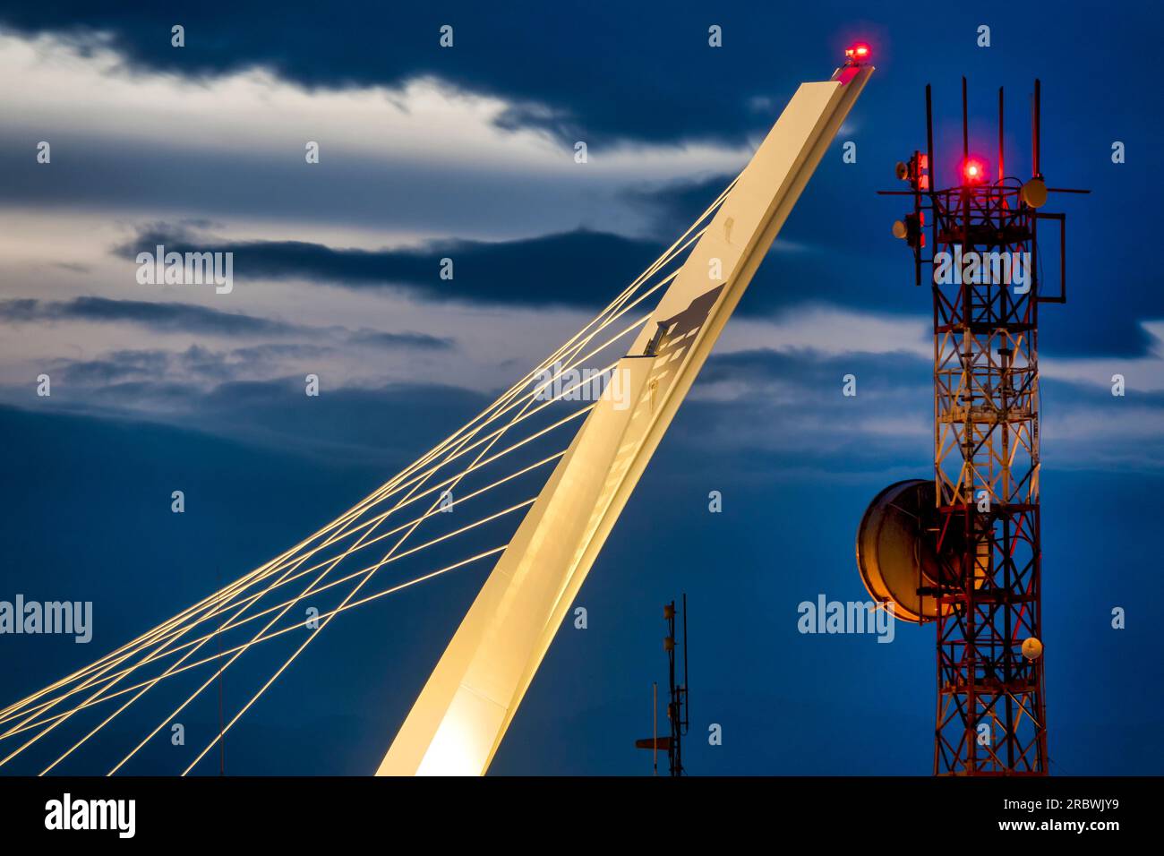 Detail der Ennio Flaiano Brücke und des Radio Tower, Pescara, Italien Stockfoto
