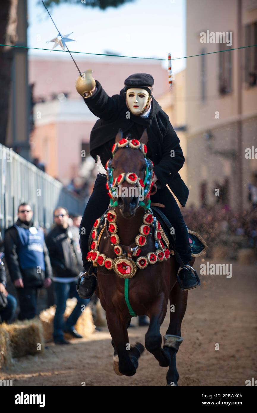 Die Sartiglia ist ein Rennen zum Star, das am letzten Sonntag und Dienstag des Karnevals in Oristano, Sardinien, Italien, Europa stattfindet Stockfoto