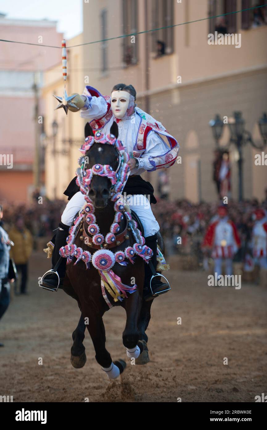 Die Sartiglia ist ein Rennen zum Star, das am letzten Sonntag und Dienstag des Karnevals in Oristano, Sardinien, Italien, Europa stattfindet Stockfoto