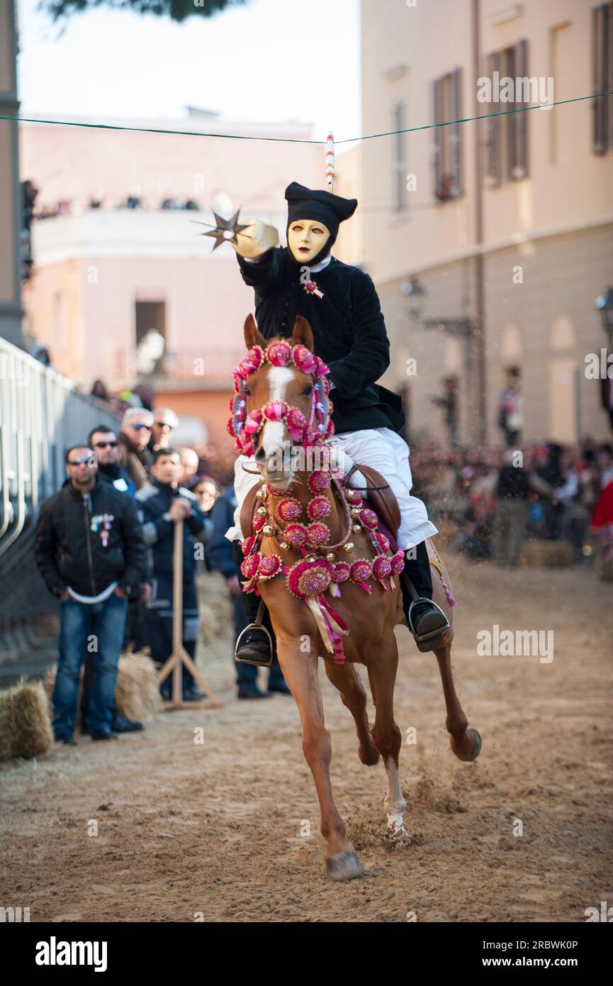 Die Sartiglia ist ein Rennen zum Star, das am letzten Sonntag und Dienstag des Karnevals in Oristano, Sardinien, Italien, Europa stattfindet Stockfoto