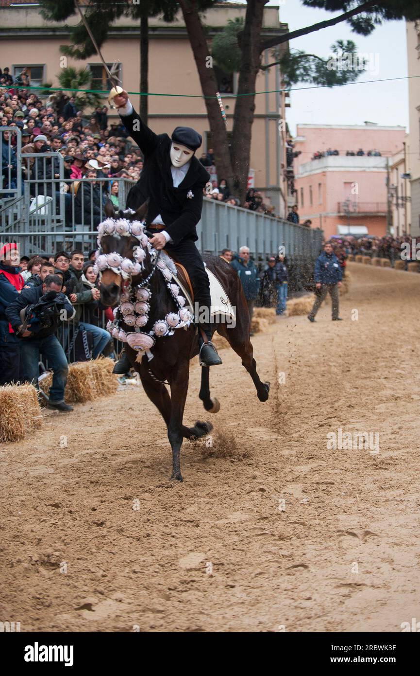 Die Sartiglia ist ein Rennen zum Star, das am letzten Sonntag und Dienstag des Karnevals in Oristano, Sardinien, Italien, Europa stattfindet Stockfoto