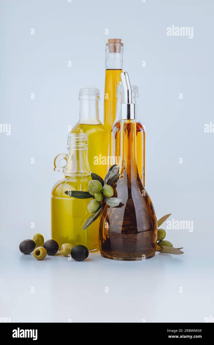 Auswahl an organischen Ölen und Oliven Stockfoto