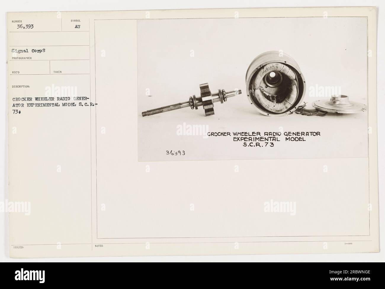 Diese Abbildung zeigt einen Crocker Wheeler-Funkgenerator, ein experimentelles Modell namens S.C.R. 73. Es wurde von einem Fotografen vom Signal Corps während des Ersten Weltkriegs aufgenommen. Der Generator wurde für Kommunikationszwecke während militärischer Aktivitäten verwendet. Stockfoto