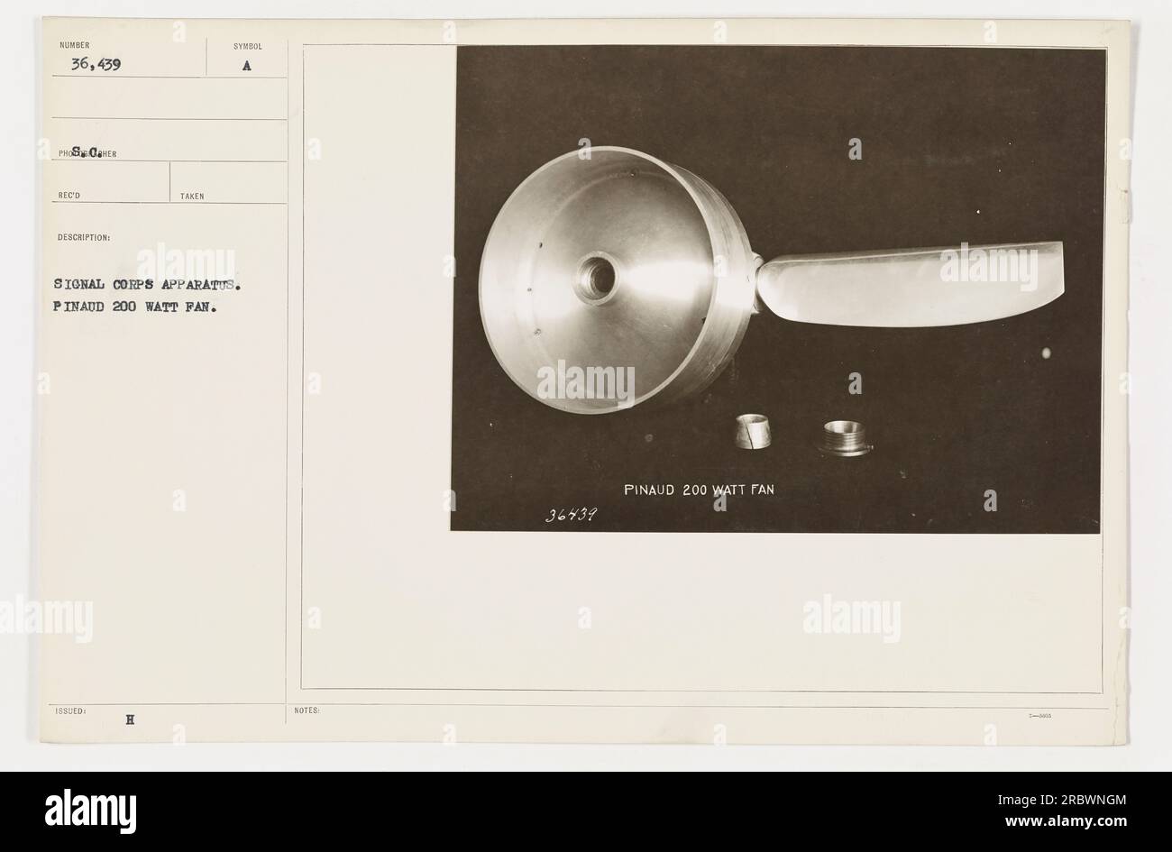 Ein Bild des Signalkorps-Apparates aus dem Ersten Weltkrieg mit einem angehefteten 200-Watt-Ventilator. Das Gerät mit der Nummer 36.439 wurde während des Krieges für Kommunikations- und Signalzwecke verwendet. Der Ventilator spielte eine Rolle bei der Unterstützung der Funktion des Geräts. Stockfoto