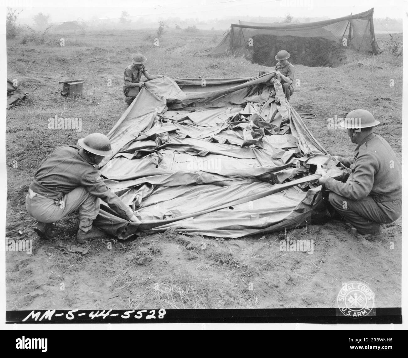 Ein von den Briten während des Ersten Weltkriegs entworfener Dummy-Tank aus Gummi, der beim Einsatz aufgeblasen wurde. Foto: Mm-8-44-5528 SIGNAL FORP SARM. Stockfoto