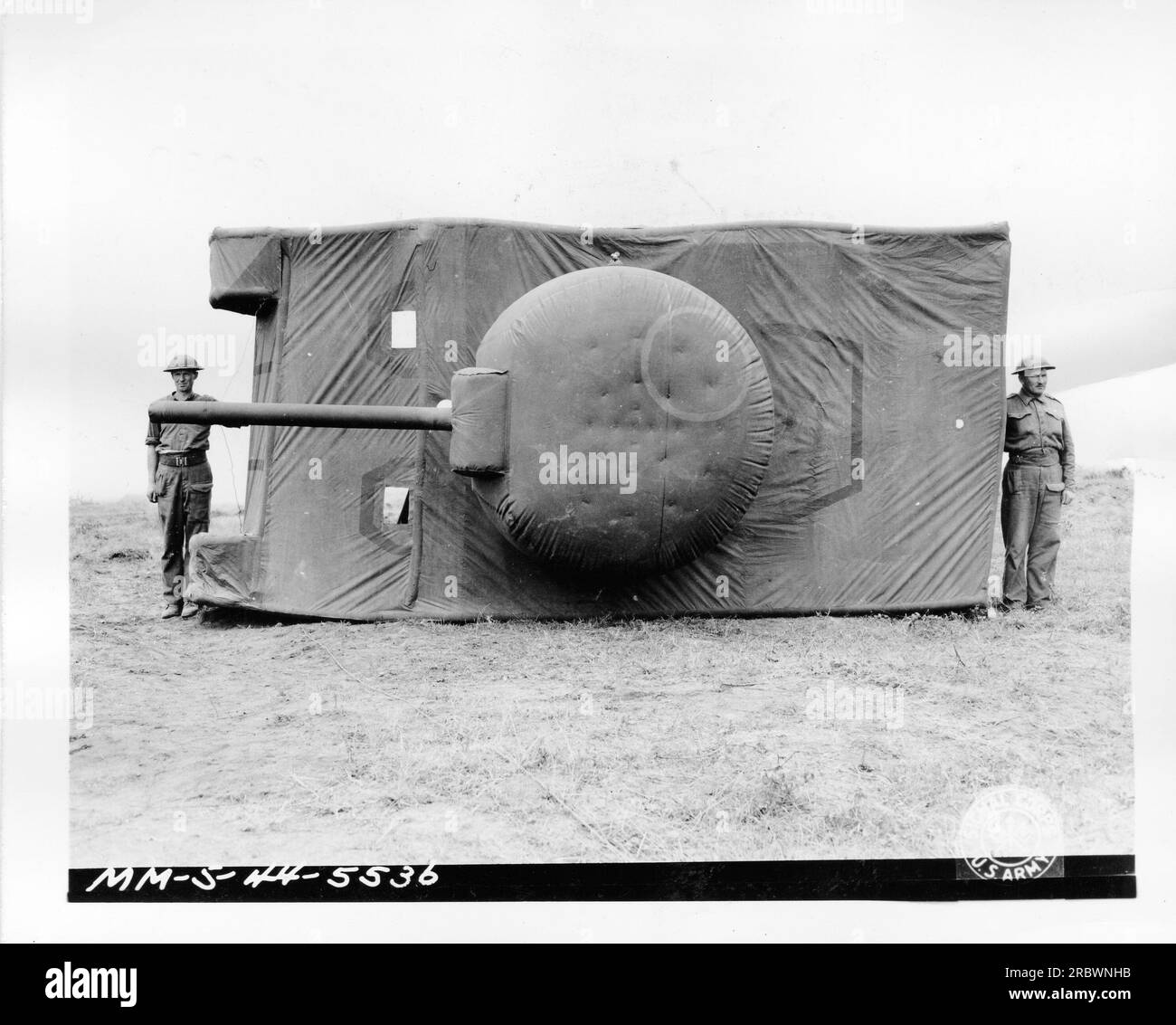 Draufsicht des britischen MM-S-44-5536-Dummy-Tanks. Dieser Scheintank wurde für militärische Täuschungszwecke im Ersten Weltkrieg geschaffen. Es imitierte das Aussehen eines echten Panzers, um feindliche Kräfte zu verwirren und zu täuschen. Stockfoto