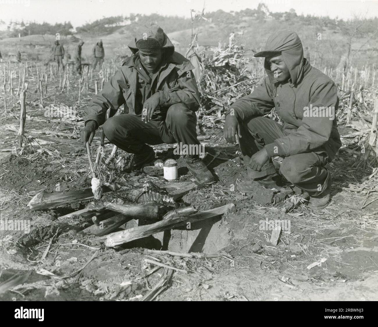 Soldaten, die während des Ersten Weltkriegs eine Grillsitzung genossen Das Foto zeigt amerikanisches Militär, das sich um ein Feuer versammelt hat, um Essen in Pongdong, Korea, zu kochen. Sie machen eine Pause von ihren Pflichten, um eine Auszeit und ein gemeinsames Essen im Freien zu genießen. Stockfoto