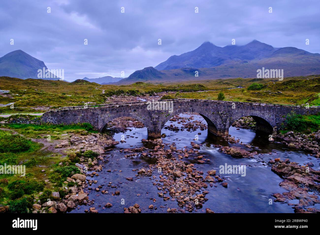 Großbritannien, Schottland, Isle of Skye, alte Sligachan-Brücke und die Cuillin Hills Stockfoto