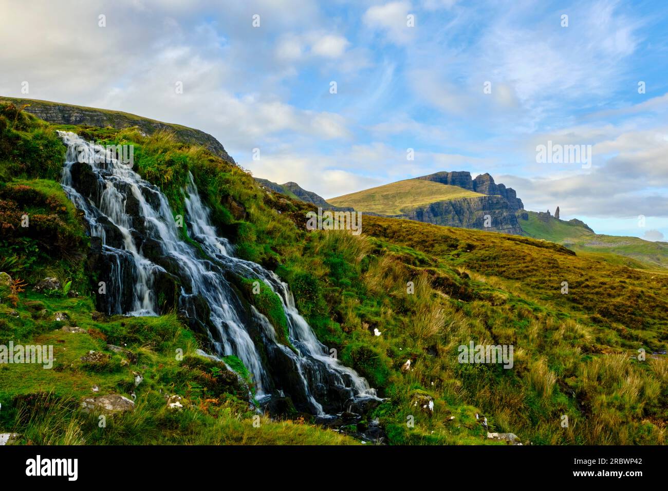Großbritannien, Schottland, Isle of Skye, Old man of Storr, Bride's Veil Falls Stockfoto