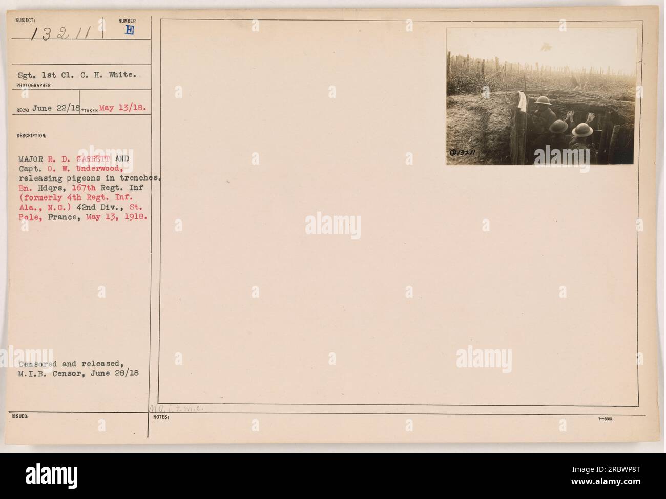 Major R. D. Garrett (links) und Captain O. W. Underwood (rechts) werden dabei gesehen, wie sie Tauben in den Gräben von Bn. Hdqrs, 167. Regt. INF (vormals 4. Regt. Inf. Ala., N.G.) der 42. Division in St. Pole, Frankreich, am 13. Mai 1918. Das Bild wurde zensiert und vom M.I.B. veröffentlicht Zensor am 28. Juni 1918. Stockfoto