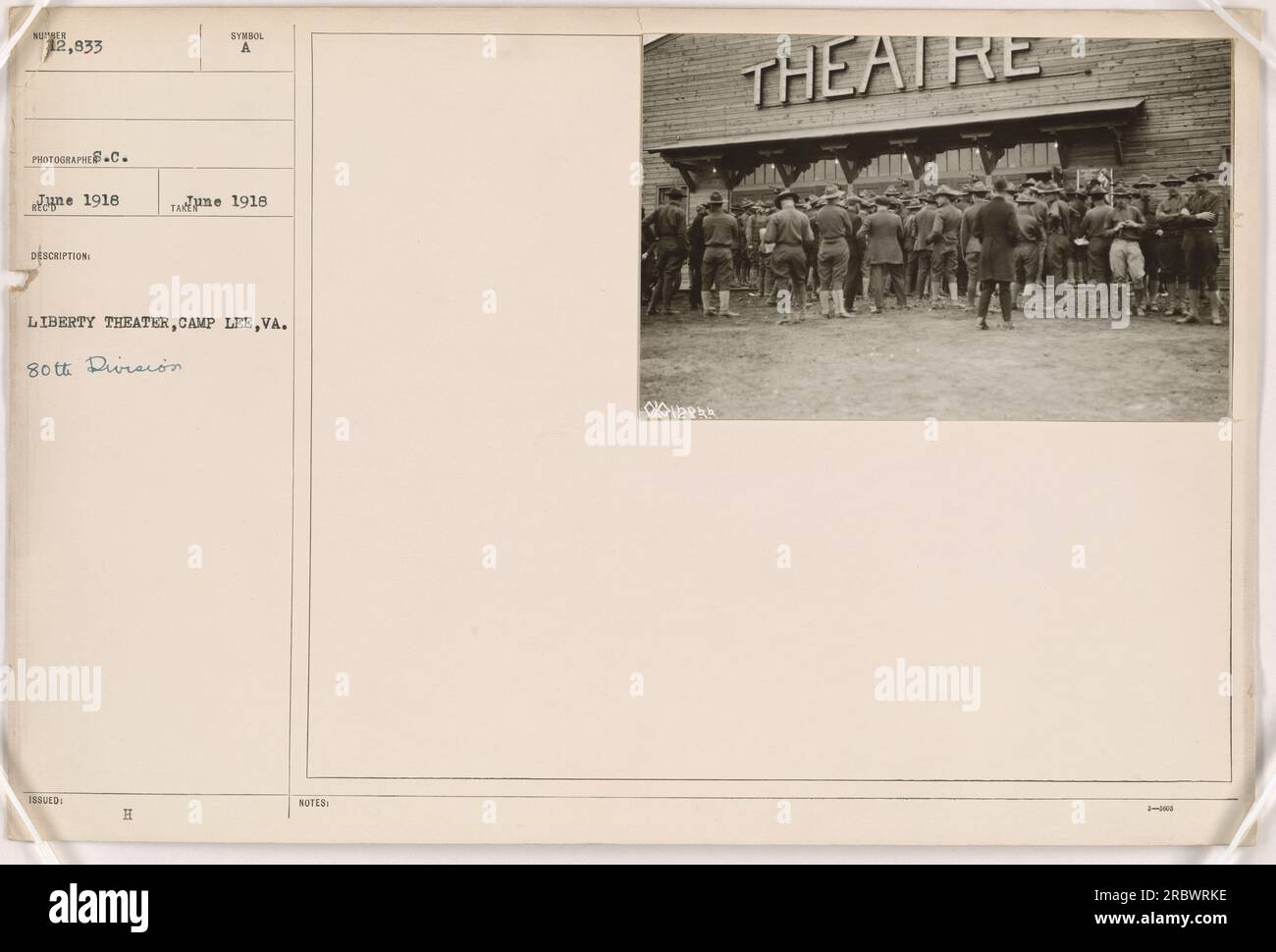 Ein Bild eines Liberty Theaters in Camp Lee, VA, im Jahr 1918. Das Foto wurde vom Fotografen C. ne aufgenommen und ist mit 111-SC-12833 beschriftet. Das Theater ist mit der 80. Division verbunden. Das Foto wurde als Teil einer Serie über amerikanische Militäraktivitäten während des Ersten Weltkriegs herausgegeben. Stockfoto