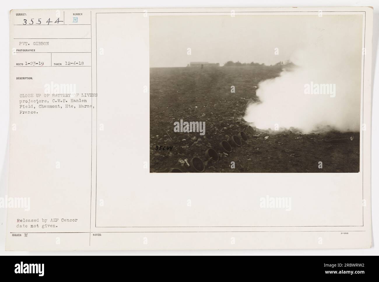 Nahaufnahme einer Batterie von Livens-Projektoren, C.W.8. Das Bild wurde am 4. Dezember 1918 von Private Gibbon in Hanlen Field in Chaumont, hte, Marne, Frankreich aufgenommen. Es wurde vom AEP Censor veröffentlicht, aber es wurde kein Veröffentlichungsdatum angegeben. Das Bild wird in der Sammlung als 35544 beschrieben. Stockfoto