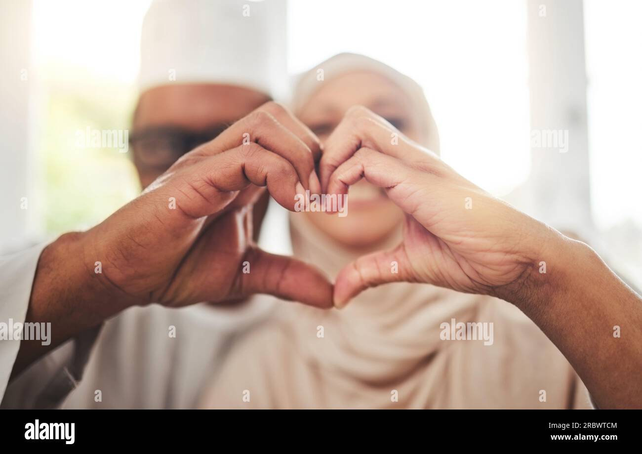 Liebe, muslimisches oder älteres Paar mit herzlichen Händen für Unterstützung, Vertrauen und Fürsorge im Ruhestand, in der Ehe oder in der Ehe. Emoji-Ikone, islamisches Zuhause oder arabischer Mann Stockfoto