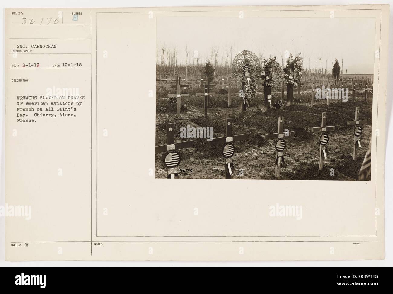 Kränze, die die Franzosen am Allerheiligen-Tag auf die Gräber der amerikanischen Piloten gelegt haben. Chierry, Aisne, Frankreich. Aufgenommen am 12. Januar 1919, von dem Fotografen Sergeant Carno Chan. Dieses Bild ist Teil der Fotosammlung, die amerikanische Militäraktivitäten während des Ersten Weltkriegs darstellen, speziell gekennzeichnet als Subjekt Nummer 36176. Der Beschreibungshinweis für dieses Bild ist 34/76. Stockfoto