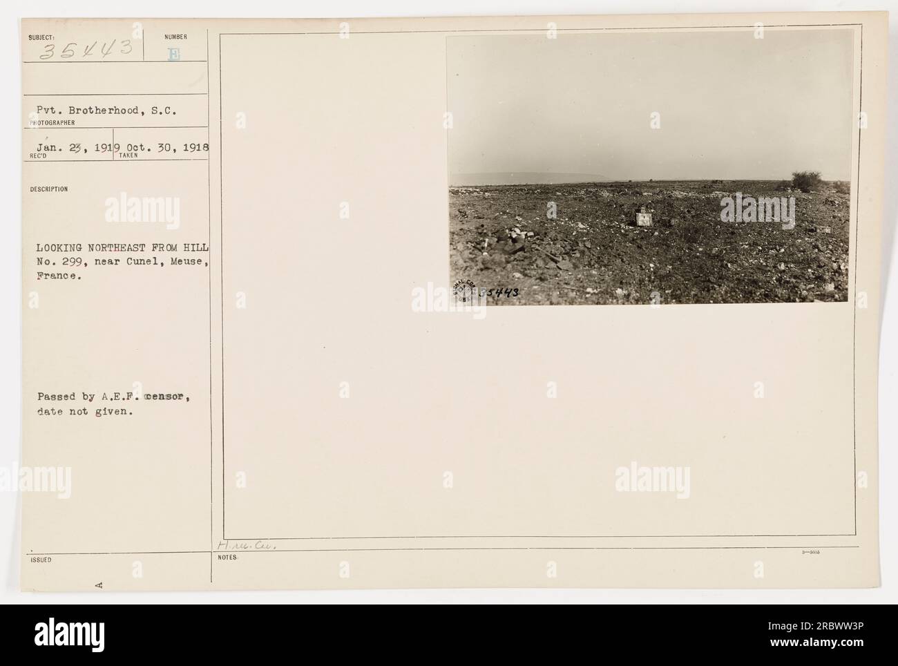 Pvt. Brotherhood mit Blick auf den Nordosten vom Hügel Nr. 299 in der Nähe von Cunel, Mause, Frankreich. Das Foto wurde am 30. Oktober 1918 oder am 23. Januar 1919 aufgenommen. Es wurde vom A.E.P. Zensor genehmigt und mit der Identifikationsnummer 35443 ausgestellt. Stockfoto