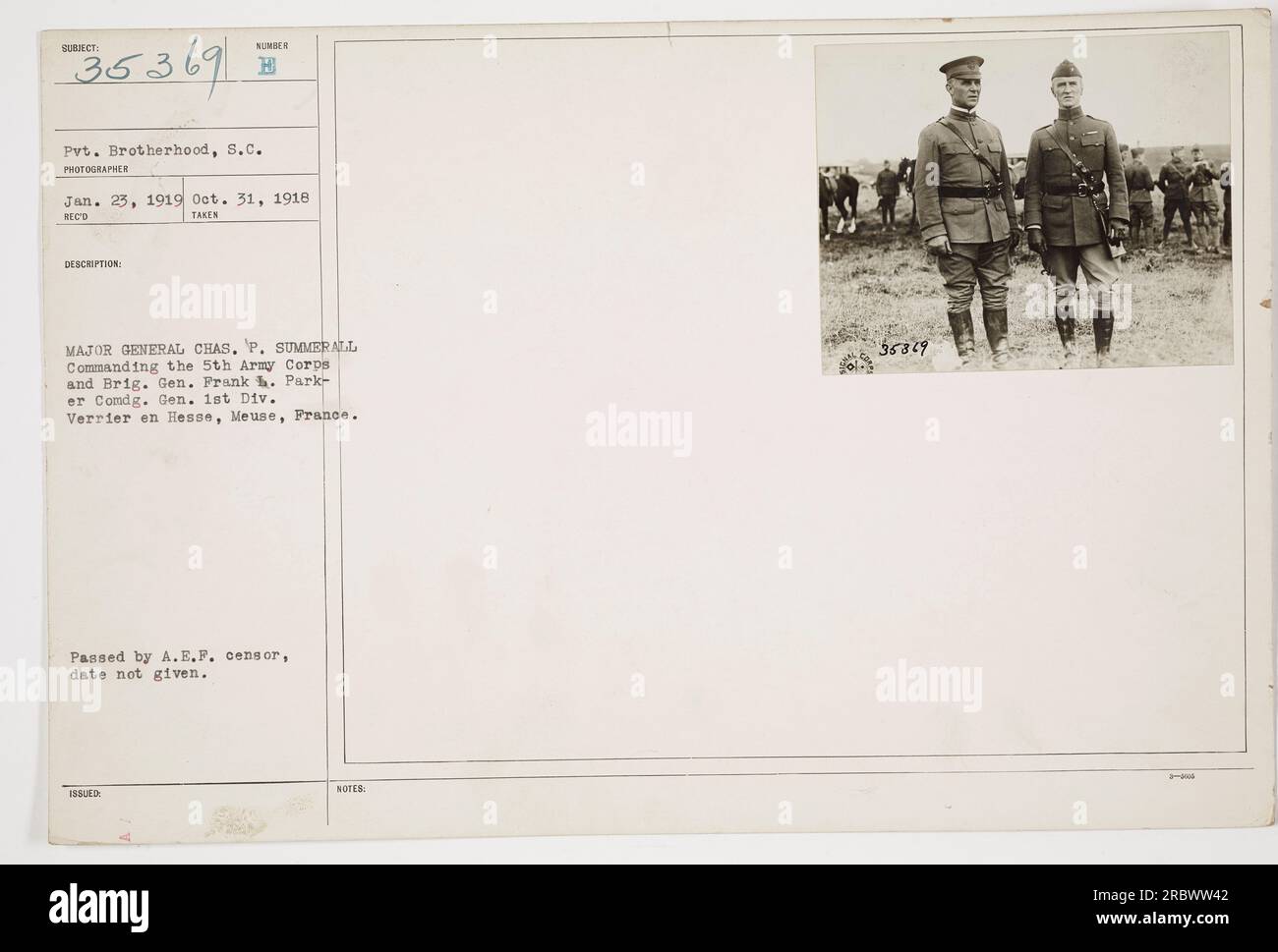 Gruppenfoto von Major General Chas. P. Summerall, Befehlshaber des 5. Armeekorps, und Brigg. General Frank Parker, kommandierender General der 1. Division in Verrier en Hesse, Mause, Frankreich. Aufgenommen am 31. Oktober 1918. Foto erhalten am 23. Januar 1919. Mit Notizen herausgegeben und vom A.E.F.-Zensor angenommen. Seriennummer: 111-SC-35369. Stockfoto