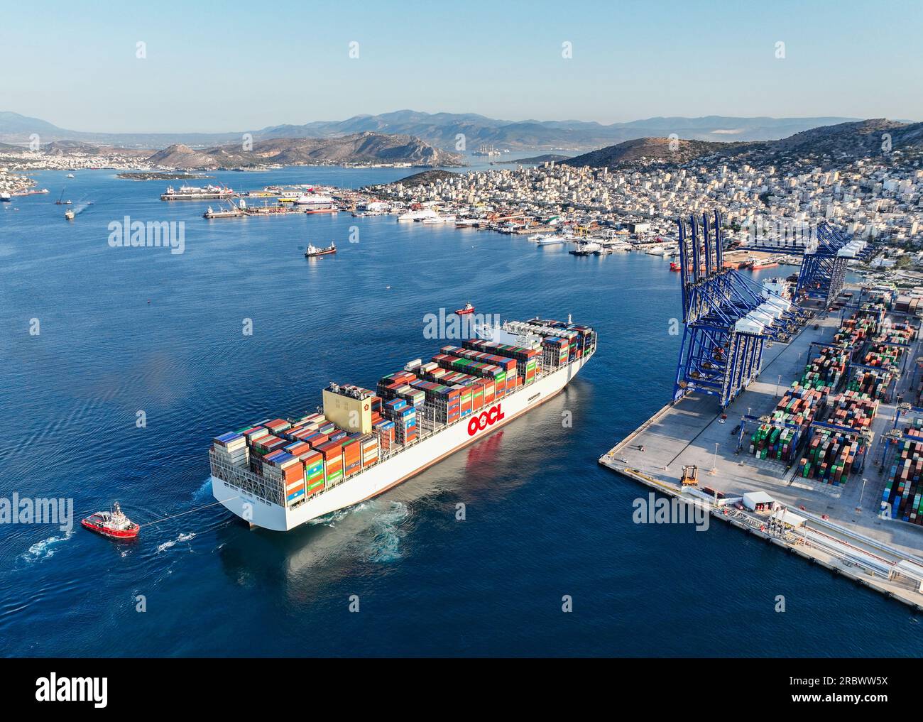 (230711) -- ATHEN, 11. Juli 2023 (Xinhua) -- Dieses Luftfoto wurde am 10. Juli 2023 aufgenommen und zeigt OOCL PIRÄUS, eines der größten Containerschiffe der Welt, das im Hafen von Piräus in Piräus in Griechenland anlegen wird. Der Hafen von Piräus begrüßte am Montag die OOCL PIRÄUS, einen Neubau der Orient Overseas Container Line Europe (OOCL) und auch eines der größten Containerschiffe der Welt. MIT „Griechenlands Hafen von Piräus begrüßt Mega-Containerschiff“ (Xinhua) Stockfoto