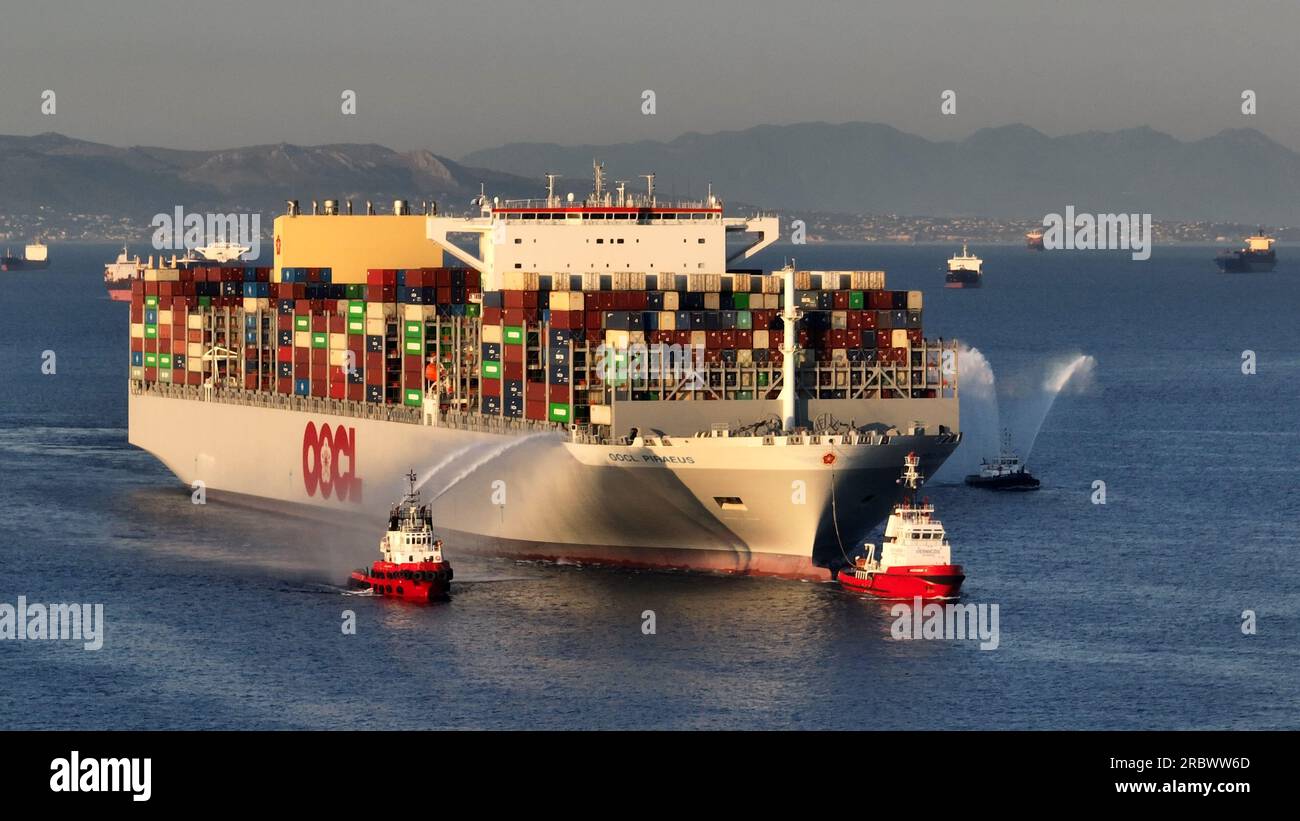 (230711) -- ATHEN, 11. Juli 2023 (Xinhua) -- OOCL PIRÄUS, eines der größten Containerschiffe der Welt, fährt am 10. Juli 2023 in Piräus, Griechenland, in den Hafen von Piräus ein. Der Hafen von Piräus begrüßte am Montag die OOCL PIRÄUS, einen Neubau der Orient Overseas Container Line Europe (OOCL) und auch eines der größten Containerschiffe der Welt. MIT „Griechenlands Hafen von Piräus begrüßt Mega-Containerschiff“ (Xinhua) Stockfoto