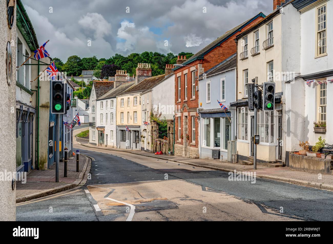 Eine sonnige Landschaft der Hauptstraße, die durch die kleine Stadt Lostwithiel, Cornwall führt. Viele verschiedene Architekturen säumen diese farbenfrohe Straße. Stockfoto