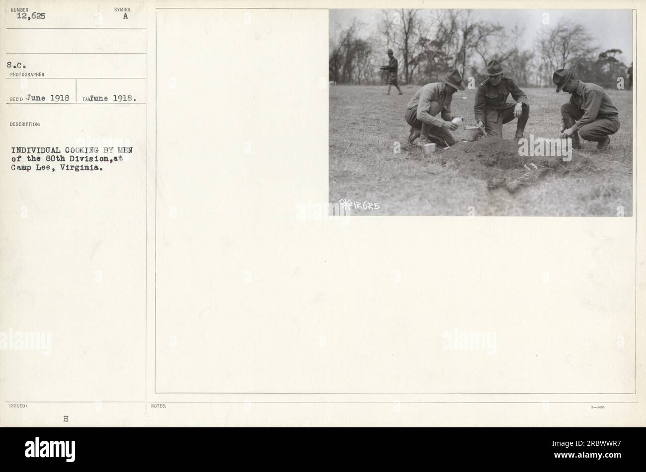 Das Bild zeigt ein individuelles Kochprogramm von Männern der 80. Division in Camp Lee, Virginia, im Juni 1918. Dieses Foto hat die Nummer 12.625 und wurde von Fotograf ED aufgenommen. Stockfoto