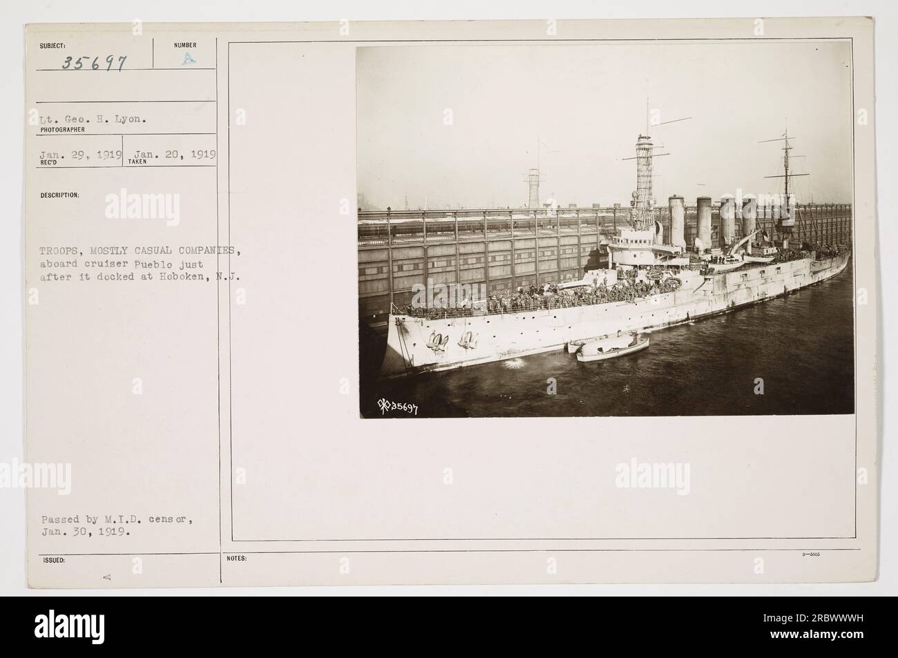 Truppen, die aus dem Ersten Weltkrieg an Bord des Kreuzes Pueblo in Hoboken zurückkehrten. Auf dem Foto, das am 20. Januar 1919 aufgenommen wurde, sind die meisten Unfallopfer zu sehen. Es wurde von LT. Geo aufgenommen H. Lyon und vom M.I.D-Zensor am 30. Januar 1919 genehmigt. Die Beschreibungsnummer ist 35697. Stockfoto