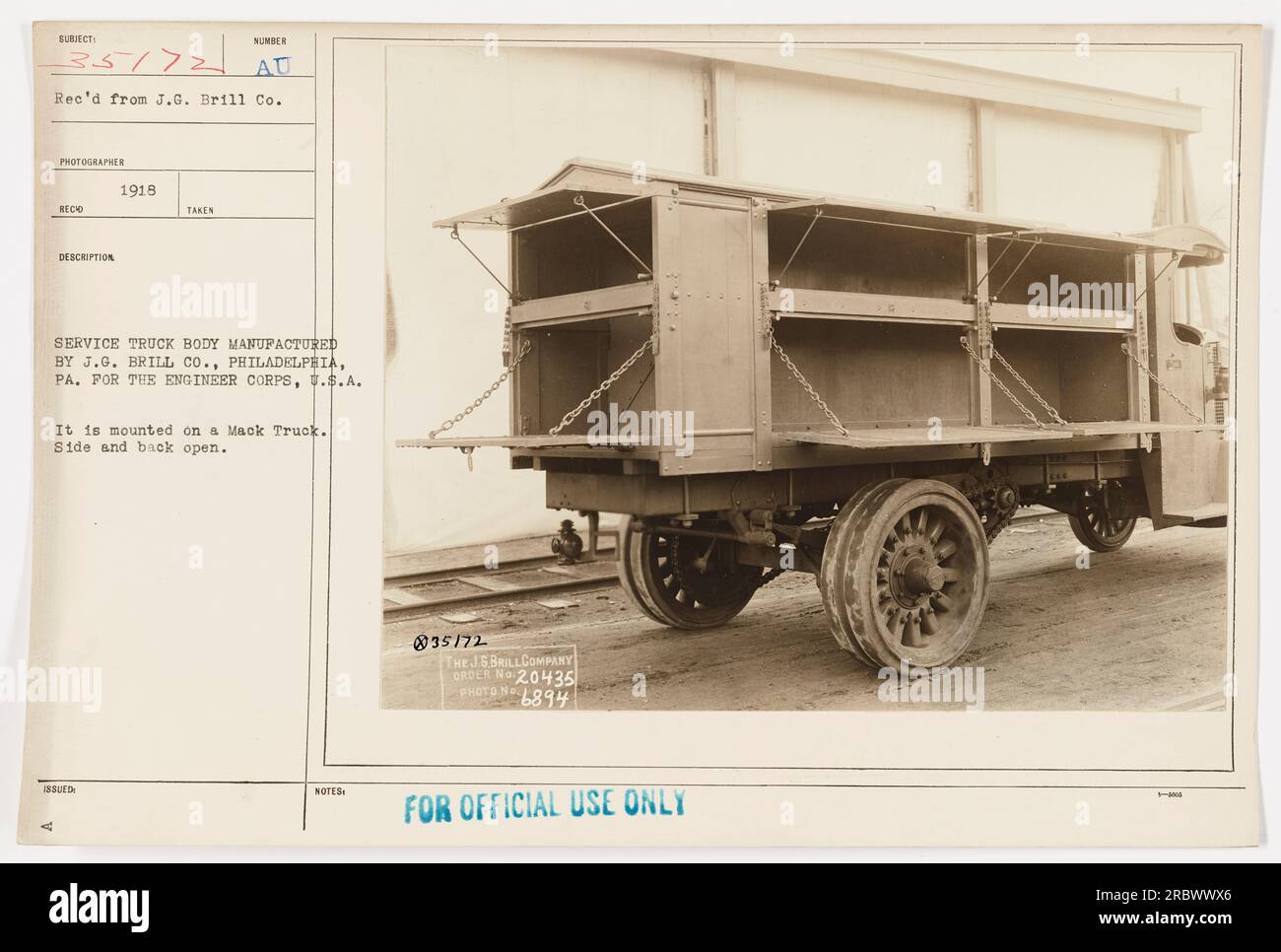 Ein Service-Lkw-Aufbau, der 1918 von J.G. hergestellt wurde Brill Co., Philadelphia, PA für das Ingenieurkorps der USA, montiert auf einem Mack Truck. Seite und Heck des Staplers sind offen. Dieses Foto wurde nur für den offiziellen Gebrauch aufgenommen und ist mit der Bestellnummer 20435 gekennzeichnet. Stockfoto
