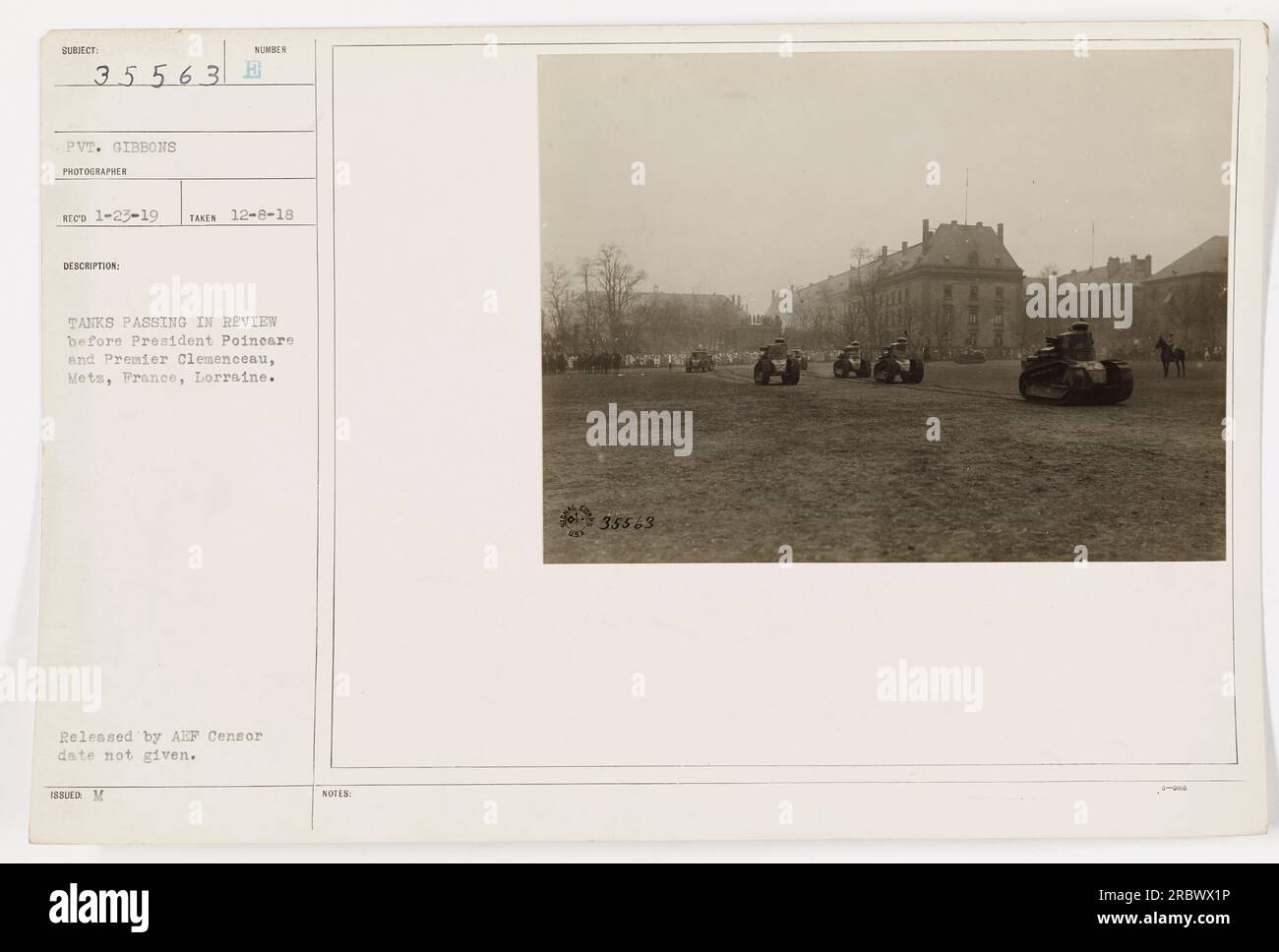 Das Bild zeigt Panzer, die vor Präsident Poincare und Premier Clemenceau in Mets, Frankreich, Lothringen, vorbeigehen. Aufgenommen am 8. Dezember 1918. Dieses Foto wurde vom AEF-Zensor herausgegeben und hat die Referenznummer 111-SC-35563.“ Stockfoto