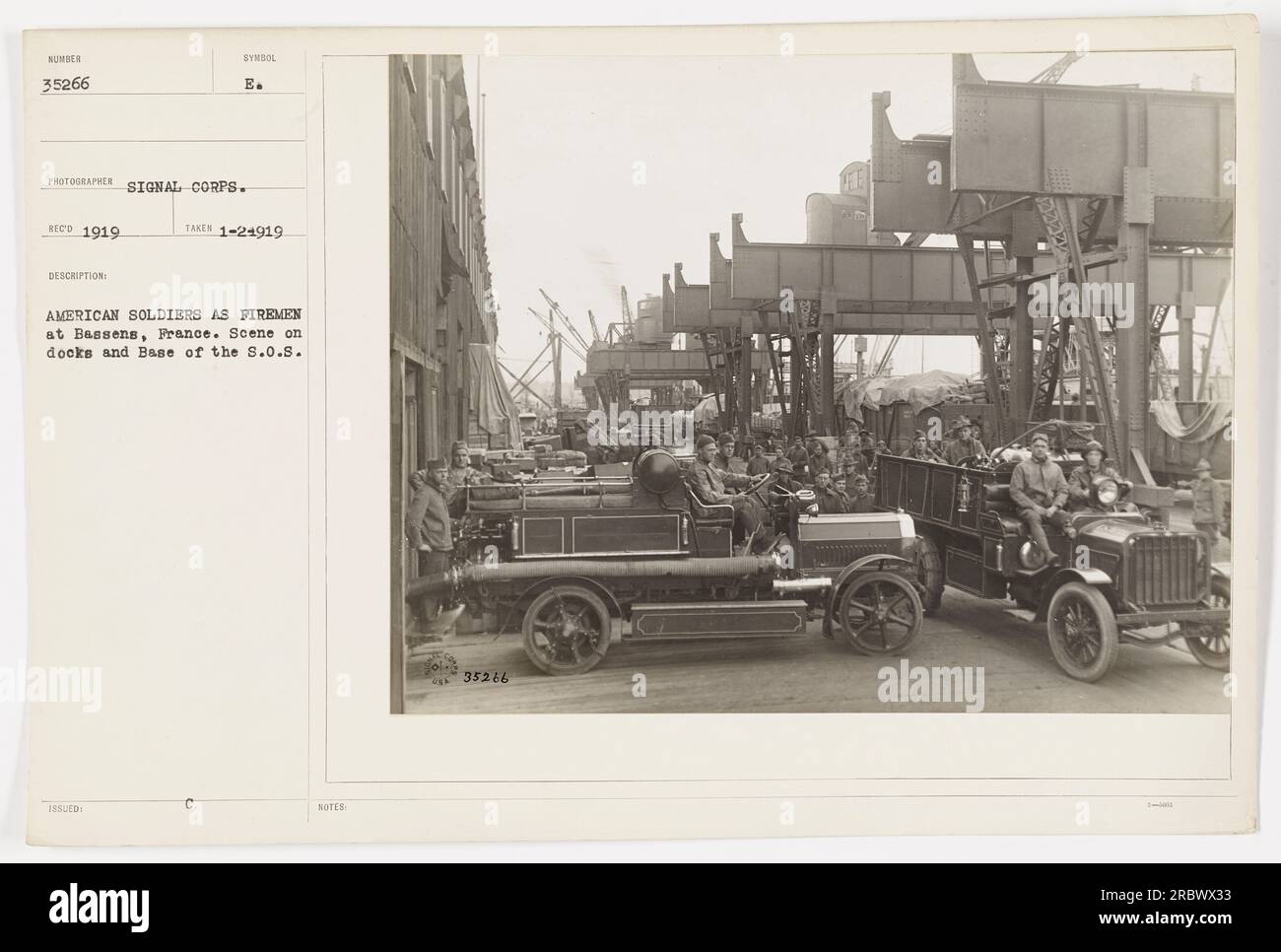 Amerikanische Soldaten, die als Feuerwehrleute in Bassens, Frankreich, arbeiten. Das Foto zeigt die Szene an den Docks und der Basis des Service of Supply (S.O.S). Das Bild wurde 1919 aufgenommen und wurde unter Symbol E mit der ausgestellten Nummer 35266 eingestuft. Stockfoto