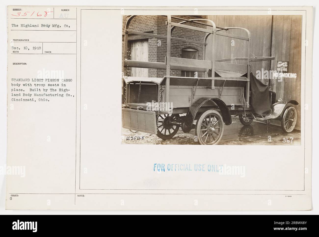 Ein Standard-Leichttaubenfrachtkörper mit Truppensitzen, gebaut von Highland Body Manufacturing Co Ein Bild, das am 10. Dezember 1918 aufgenommen wurde und das funktionale Design und die Konstruktion des Fahrzeugs zeigt. Wird in der Regel für militärische Transportzwecke verwendet. Katalognummer: 35168. Stockfoto