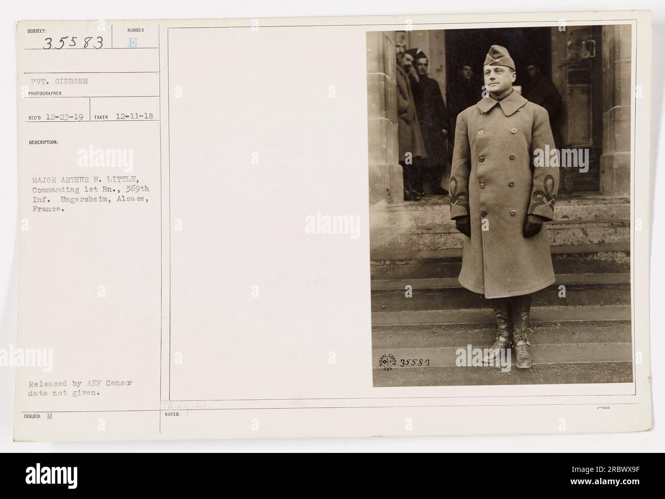Bild 111-SC-35583 zeigt Major Arthur W. Little, den kommandierenden Offizier des 1. Bataillons, 369. Infanterie, in Ungersheim, Elsass, Frankreich. Das Foto wurde von Pvt. Gibbons am 11. Dezember 1918 aufgenommen und am 23. Dezember 1919 erhalten. Das Bild wurde vom AEF-Sensor veröffentlicht, obwohl das Veröffentlichungsdatum unbekannt ist. Die angegebene Beschreibung stammt aus Hinweisen, die dem Bild beiliegen.“ Stockfoto