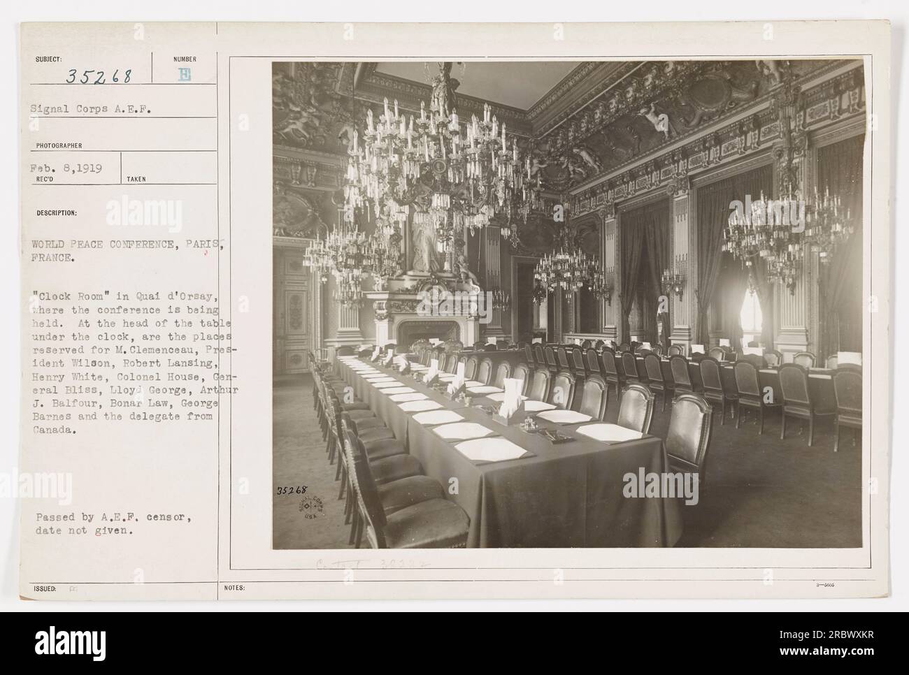 „Clock Room“ im Quai d'Orsay, Paris, Frankreich, wo die Weltfriedenskonferenz stattfindet. Das Bild zeigt den Tisch mit reservierten Plätzen für M. Clemenceau, Präsident Wilson, Robert Lansing, Henry White, Colonel House, General Bliss, Lloyd George, Arthur J. Balfour, Bonar Law, George Barnes, Und der Delegierte aus Kanada. Foto aufgenommen am 8. Februar 1919. Stockfoto