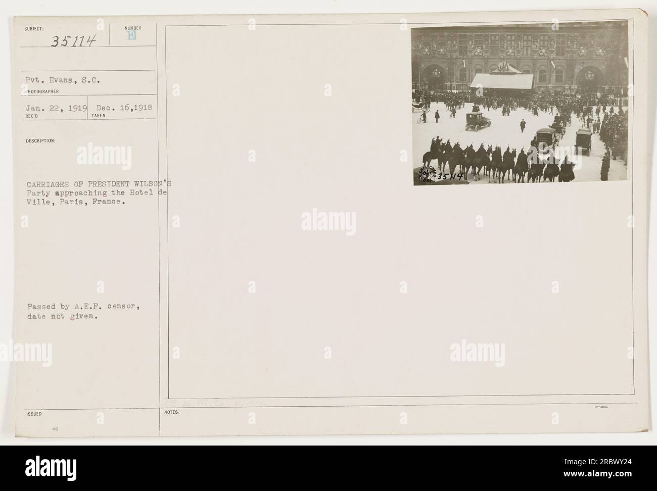 Präsident Wilsons Partei nähert sich dem Hotel de Ville in Paris, Frankreich. Das Foto wurde am 22. Januar 1919 aufgenommen und am 16. Dezember 1918 erhalten. Die Anzahl der Kutschen in der Prozession wird mit "B" bezeichnet, und der Fotograf ist Pvt. Evans, S.C. Das Foto wurde vom A.E.P. Zensor genehmigt, aber es wurde kein Datum angegeben, an dem das geschah. Stockfoto