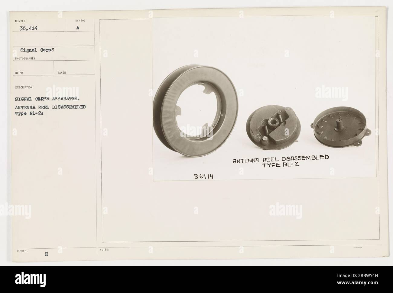 Dieses Foto zeigt ein Signalkorps-Gerät mit einer zerlegten Antennenrolle. Die abgebildete Rollenart ist R1-2. Das Foto ist in der Fotosammlung des Signalkorps mit #36.414 beschriftet. Stockfoto
