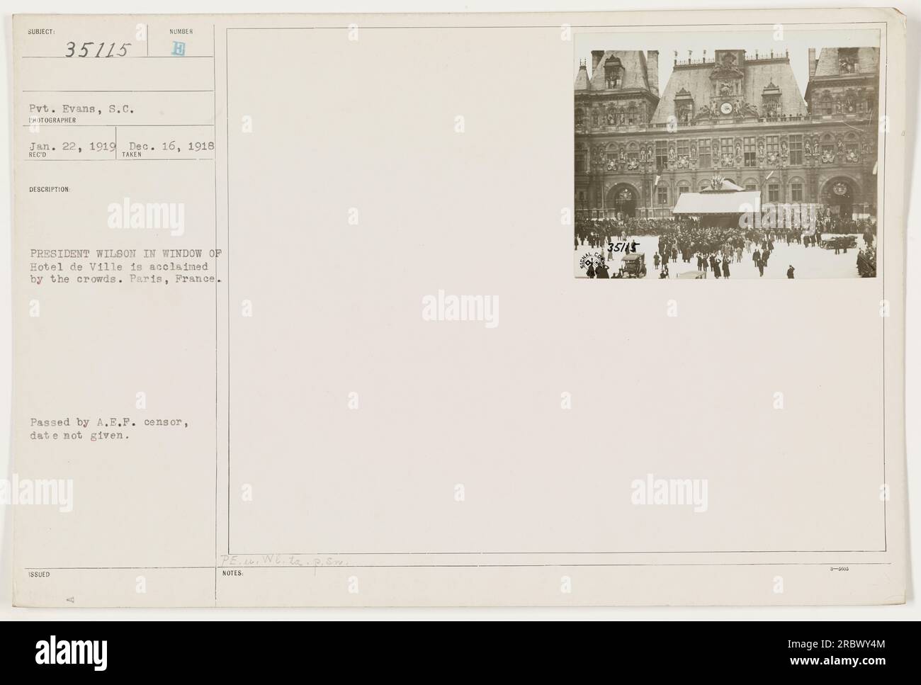 Präsident Wilson ist in einem Fenster des Hotels de Ville in Paris, Frankreich, zu sehen, das von Menschenmassen geschätzt wird. Das Foto wurde am 22. Januar 1919 von Pvt. Evans, S.C. aufgenommen Sie ging am 16. Dezember 1918 ein. Die Zensur wird vom A.E.P. Zensor genehmigt. Zusätzliche Hinweise sind unter der Referenznummer 35145 aufgeführt. Diese Informationen wurden in der Sammlung mit dem Titel „Fotos von amerikanischen Militäraktivitäten während des Ersten Weltkriegs“ gefunden. Stockfoto