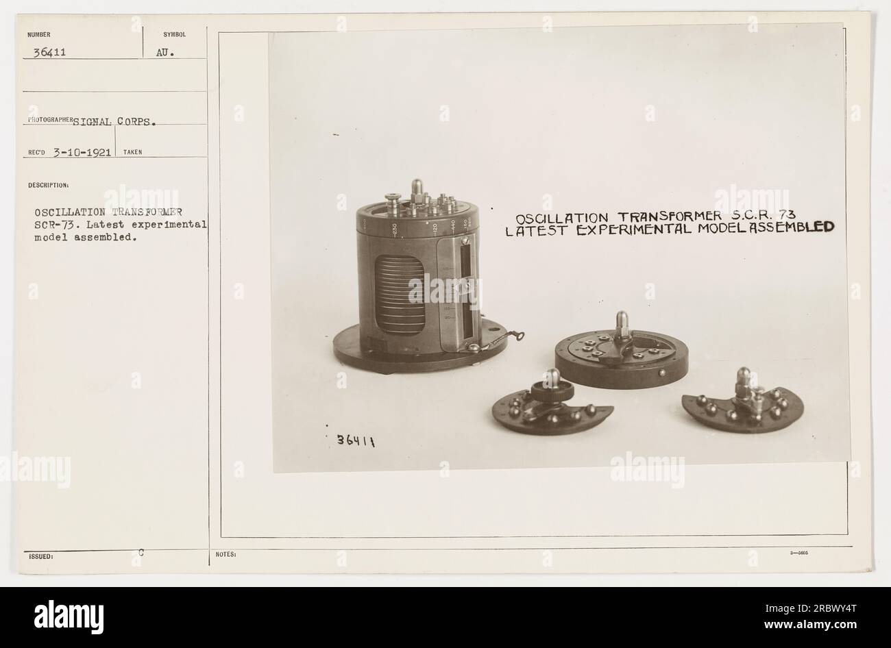 Foto eines Prototyps eines Oszillationstransformators, identifiziert als Nummer 36411, herausgegeben unter dem Symbol AU und montiert als neuestes experimentelles Modell des SCR-73. Dieses Bild wurde von Fotografen des Signalkorps aufgenommen und erhielt es am 10. März 1921. Stockfoto
