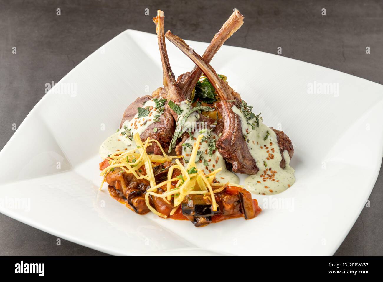 Lammkoteletts mit verschiedenen Gemüsesorten in einem feinen Restaurant Stockfoto