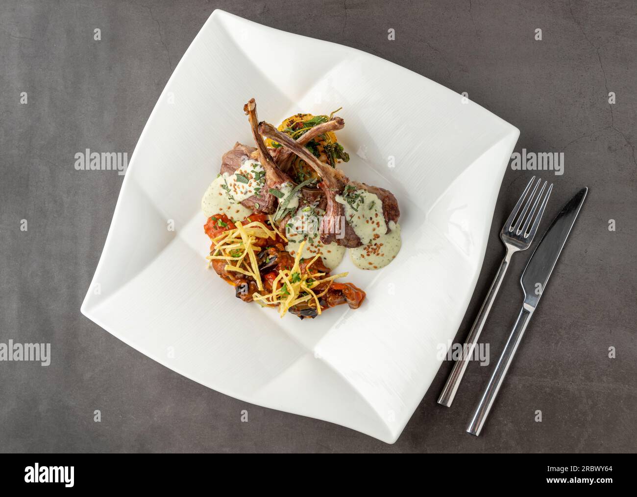 Lammkoteletts mit verschiedenen Gemüsesorten in einem feinen Restaurant Stockfoto