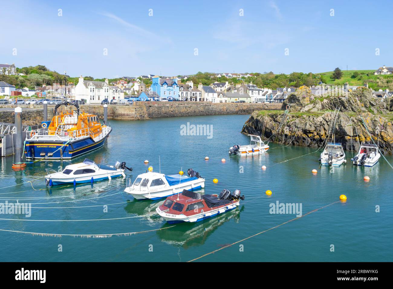Hafen von Portpatrick mit Fischerbooten und Rettungsboot Dorf Portpatrick auf den Nashörnern der Halbinsel Galloway Dumfries und Galloway Scotland UK GB Europa Stockfoto