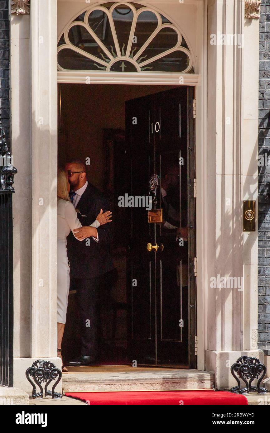 Downing Street, London, Großbritannien. 10. Juli 2023 James clever MP, Secretary of State for Foreign, Commonwealth and Development Affairs, küsst Jane Hartley, US-Botschafterin im Vereinigten Königreich, nach dem Treffen des britischen Premierministers Rishi Sunak mit dem Präsidenten der Vereinigten Staaten von Amerika, Joe Biden, in 10 Downing Street, London, UK. Foto: Amanda Rose/Alamy Live News Stockfoto