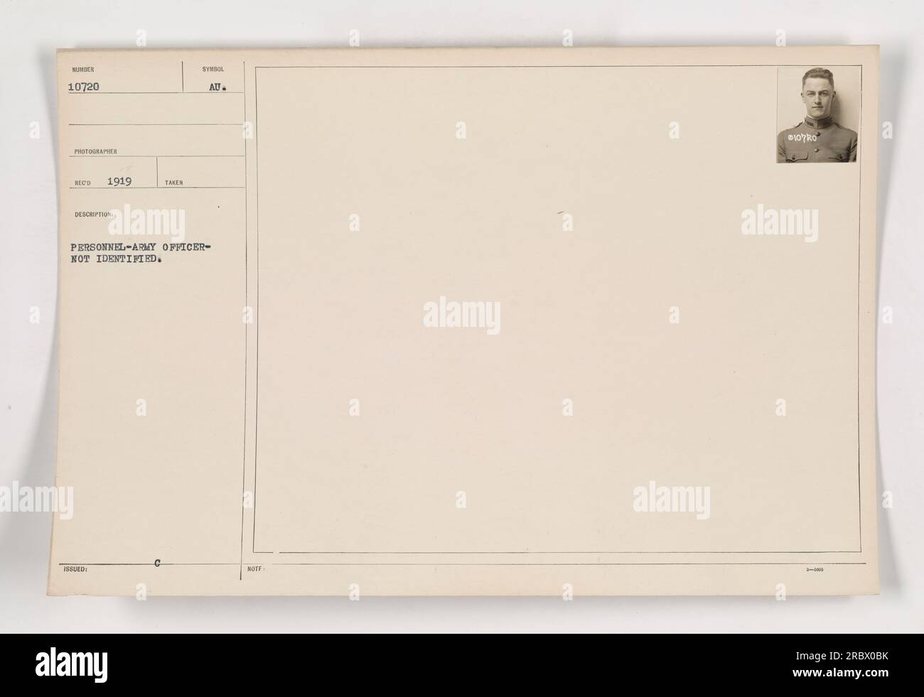 Ein unbekannter Armeeoffizier ist auf diesem Foto von 1919 abgebildet. Das Foto wurde von der AU herausgegeben und ist Teil der Sumber 10720 Sammlung von Fotografien amerikanischer Militäraktivitäten während des Ersten Weltkriegs. Es ist derzeit nicht klar, ob dieses Foto in den USA oder im Ausland aufgenommen wurde. Stockfoto