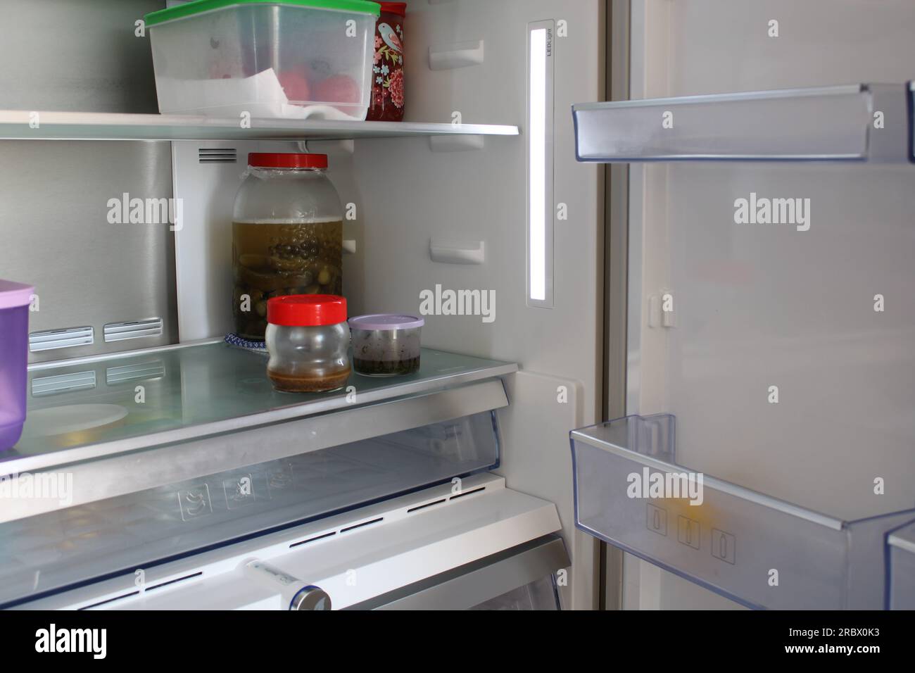 Leerer Kühlschrank. Konzept von Armutsidee, Nahrungsmittelkrise, Glutenallergie und Zöliakie. Dürre, Hunger und Epidemie. Stockfoto