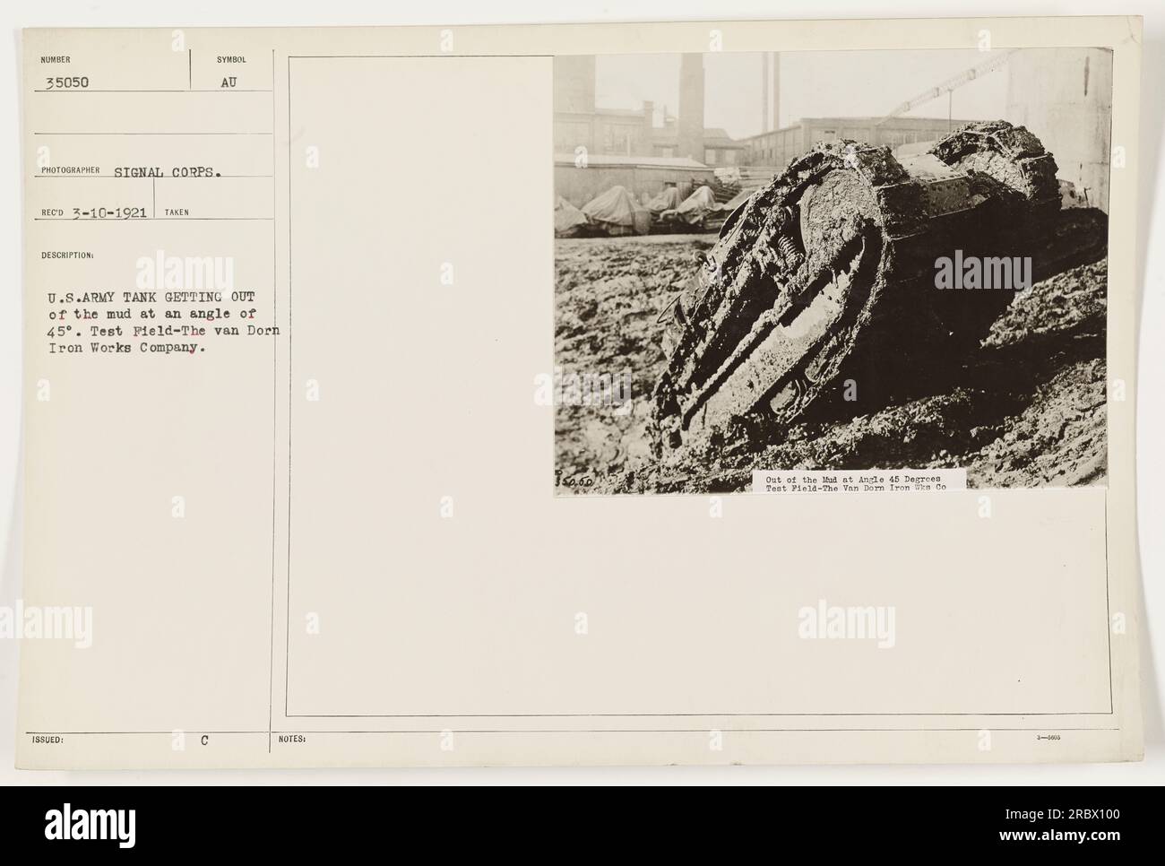 USA Armeepanzer manövriert erfolgreich aus einer schlammigen Gegend in einem 45-Grad-Winkel während eines von der Van Dorn Iron Works Company durchgeführten Feldversuchs. Dieses Foto wurde am 10. März 1921 als Teil der Dokumentation amerikanischer Militäraktivitäten während des Ersten Weltkriegs aufgenommen Stockfoto