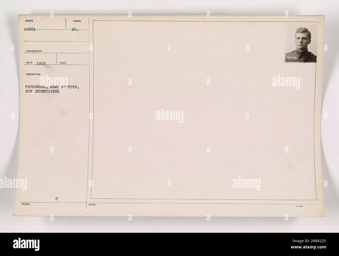 Ein unidentifizierter Armeeoffizier im Ersten Weltkrieg. Das Foto hat die Nummer 10661 und wurde 1919 aufgenommen. Das Symbol „AU“ zeigt an, dass es Teil der Sammlung „Fotos amerikanischer Militäraktivitäten während des Ersten Weltkriegs“ ist. Die Initialen des Fotografen sind ECD. Hinweise zeigen, dass es sich um das 910661.-Foto in der Sammlung handelt. Stockfoto