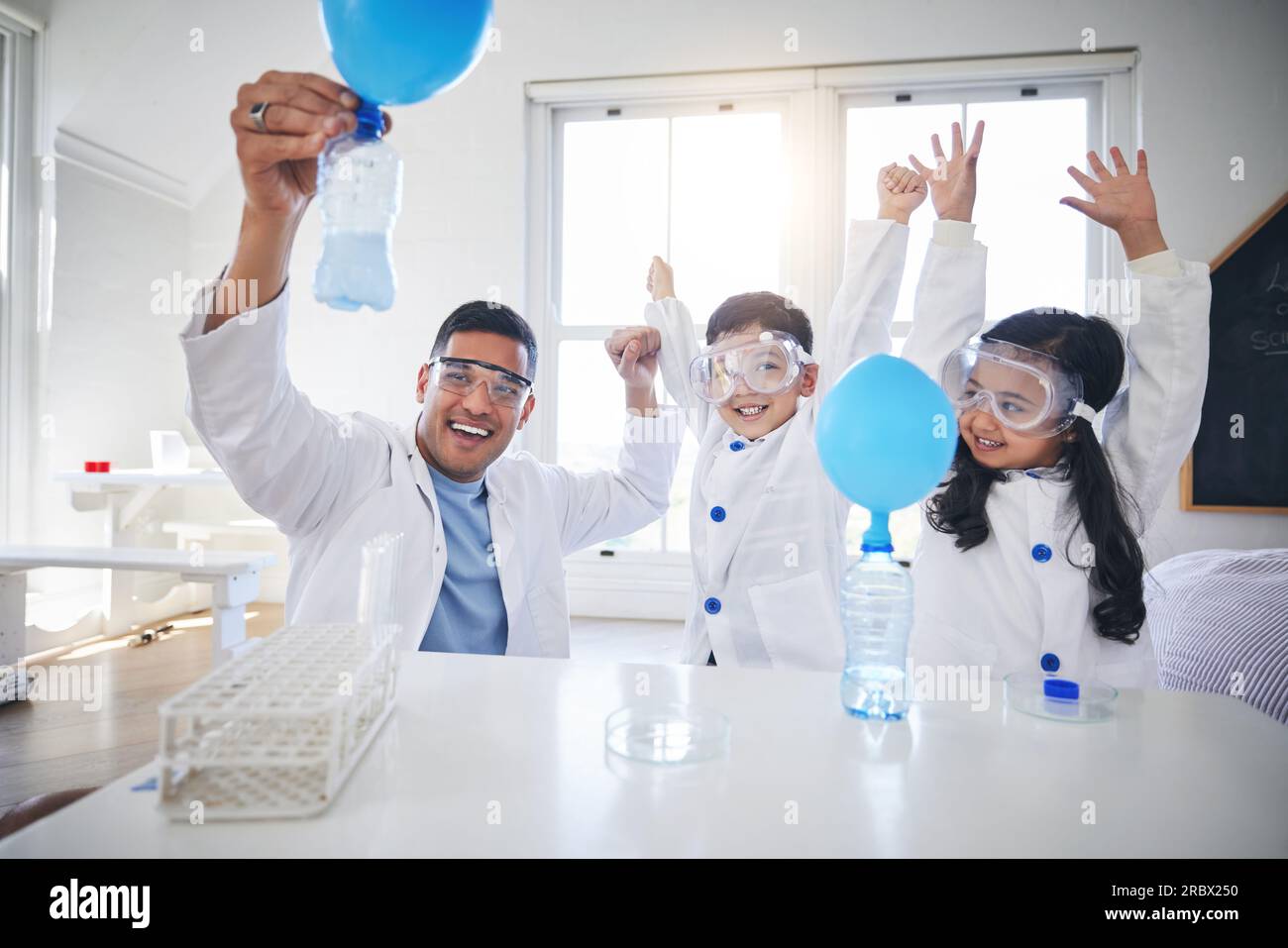 Wissenschaft, glückliche Familie und Vater mit Kindern im Wohnzimmer mit Ballon für Chemie, Reaktion oder Experiment. Physik, Test und Eltern mit Kindern Stockfoto