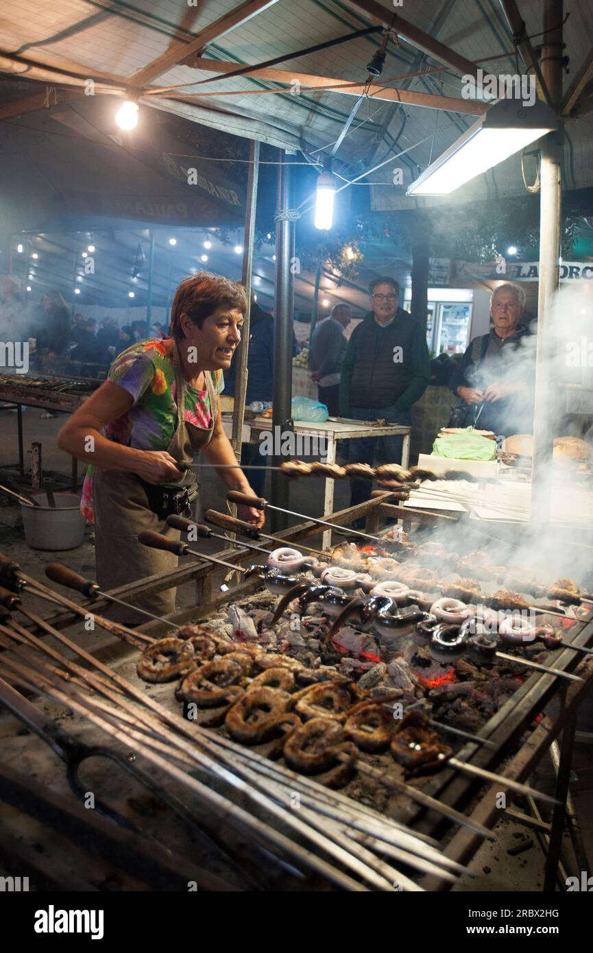 Tintenfisch und Aal auf der Spieße, gegrilltes Mullet, typisches sardinisches Rezept, Festmahl von Santa Vitalia, Serrenti, Campidano, Sardinien, Italien, Europa, Stockfoto