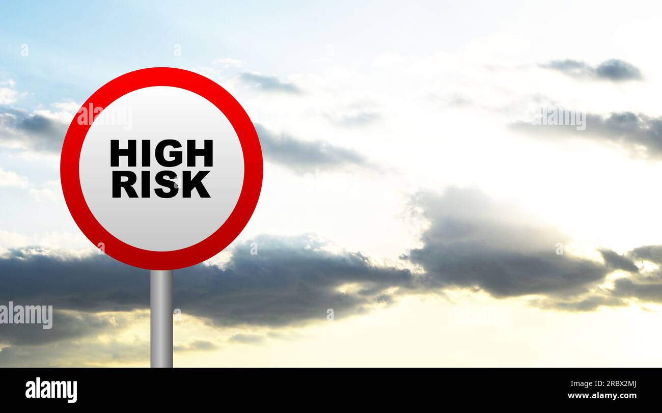 Schild mit hohem Risiko am Himmelshintergrund Stockfoto