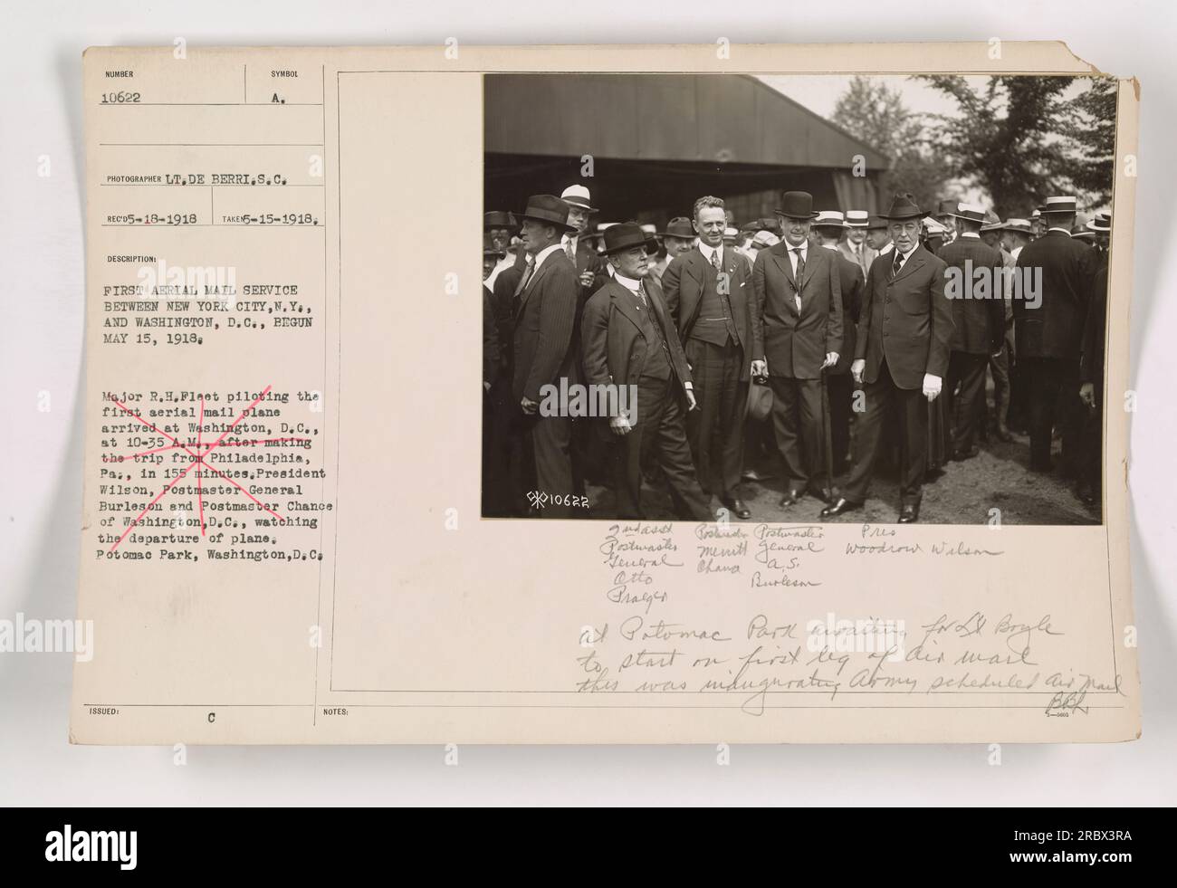 kommunikationsbetrieb. Auf diesem 1918-Foto ist Major R.H. Flotte, die das erste Luftpostflugzeug in Washington, D.C. ankommt Präsident Wilson, Postmeister General Burleson und Postmeister Chance werden Zeugen der Abreise. Dies war der Beginn des ersten Luftpostdienstes zwischen New York City und Washington D.C. Stockfoto
