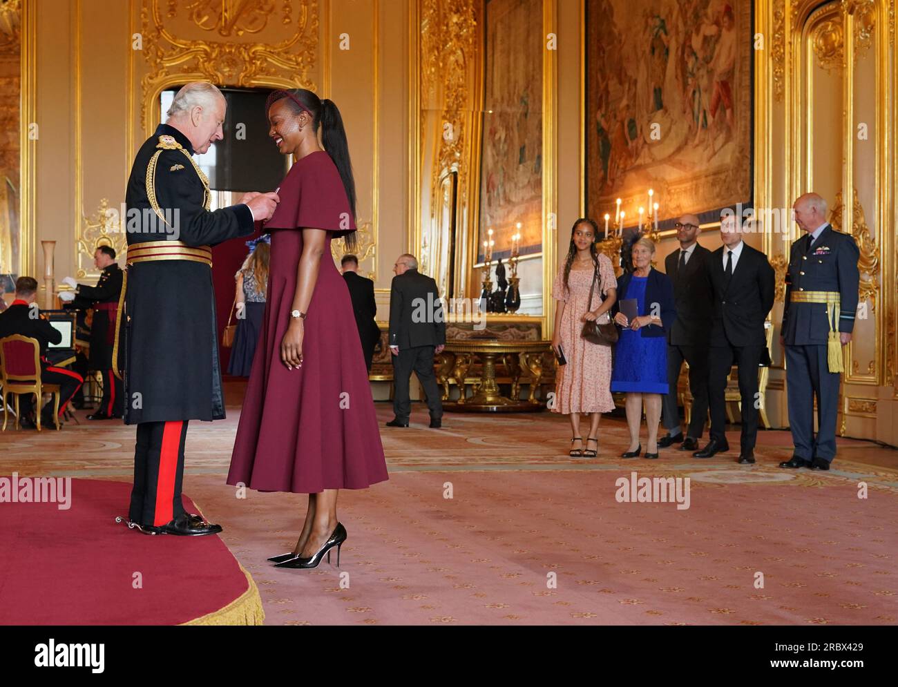 Vanessa Kingori, Chief Business Officer von Condé Nast Britain und Publishing Director von British Vogue aus London, wird von König Charles III. In Windsor Castle zum Offizier des Ordens des britischen Empire ernannt. Mit dieser Ehrung werden Dienstleistungen für die Medienindustrie anerkannt. Bilddatum: Dienstag, 11. Juli 2023. Stockfoto